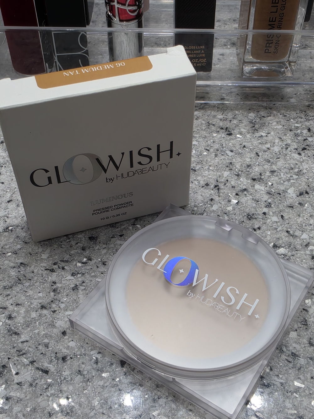 HUDA BEAUTY GloWish Luminous Pressed Powder - Medium Tan